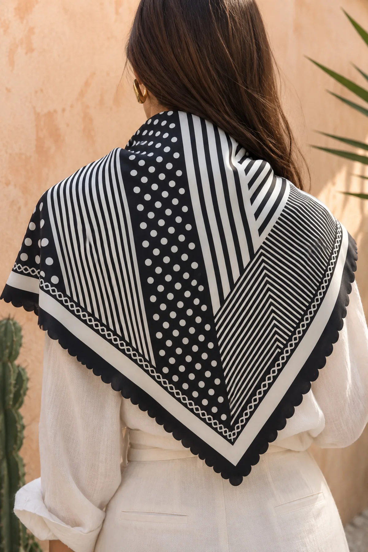 Tarzını Seç Desenli Dantel Oya Kesim Fular / Bandana 70 x 70 cm - Siyah Beyaz Geometrik