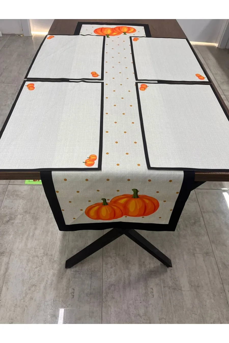 3 Boyutlu Desenli Runner Örtüsü Ve Amerikan Servisi 40 X 140 - 4 Adet 3 Boyutlu Desenli Runner Örtüsü Ve Amerikan Servisi 40 X 140 - 4 Adet