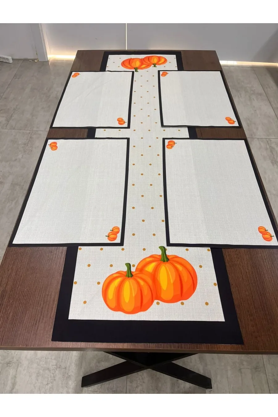 3 Boyutlu Desenli Runner Örtüsü Ve Amerikan Servisi 40 X 140 - 4 Adet 3 Boyutlu Desenli Runner Örtüsü Ve Amerikan Servisi 40 X 140 - 4 Adet