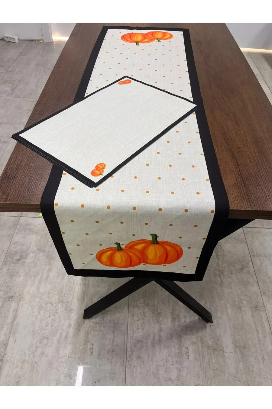 3 Boyutlu Desenli Runner Örtüsü Ve Amerikan Servisi 40 X 140 - 4 Adet 3 Boyutlu Desenli Runner Örtüsü Ve Amerikan Servisi 40 X 140 - 4 Adet