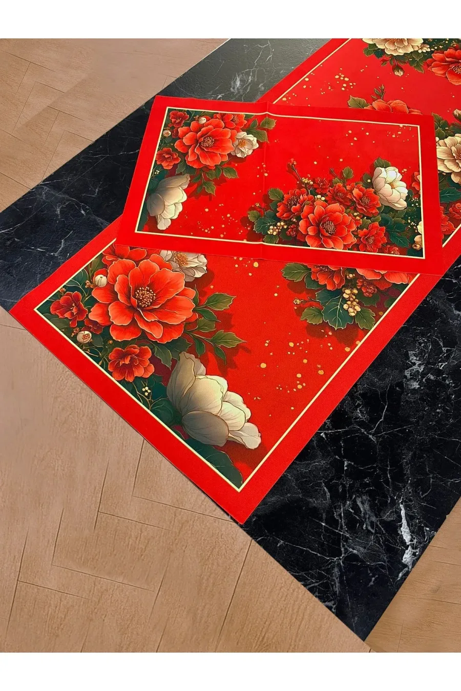 Aşk Gülü – 3D Kırmızı Gül Desenli Masa Runner & 4'lü Supla Takımı Aşk Gülü – 3D Kırmızı Gül Desenli Masa Runner & 4'lü Supla Takımı