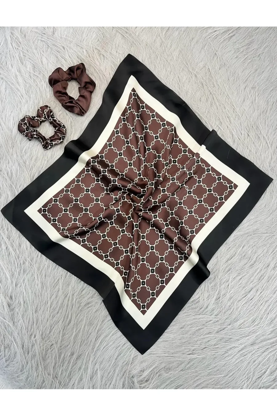 Kadın Dijital Baskılı Fendy Fular & Simit Toka Seti – 1 Fular (48×48 cm) + 2 Simit Toka