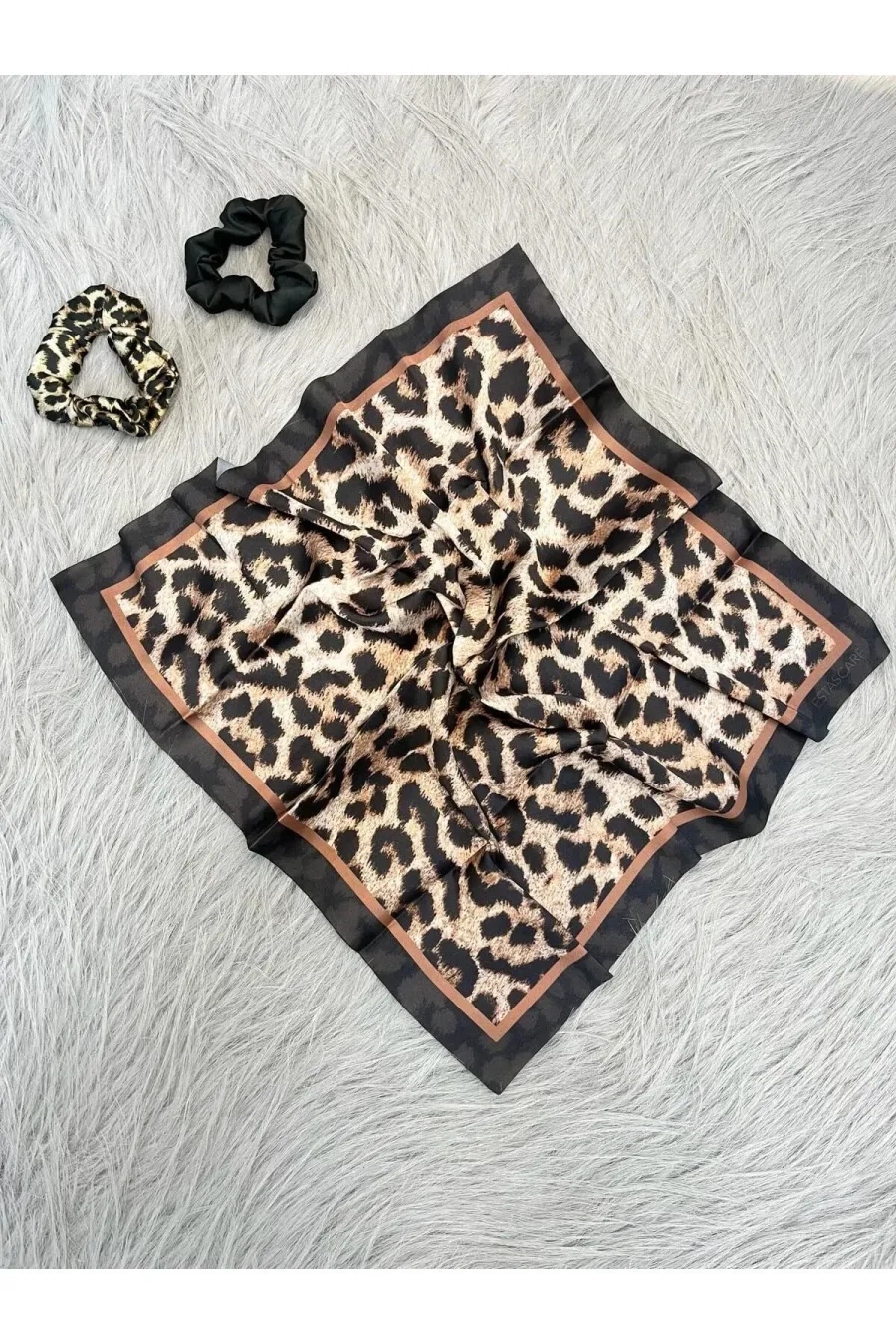 Kadın Dijital Baskılı Leopar Fular & Simit Toka Seti – 1 Fular (48×48 cm) + 2 Simit Toka