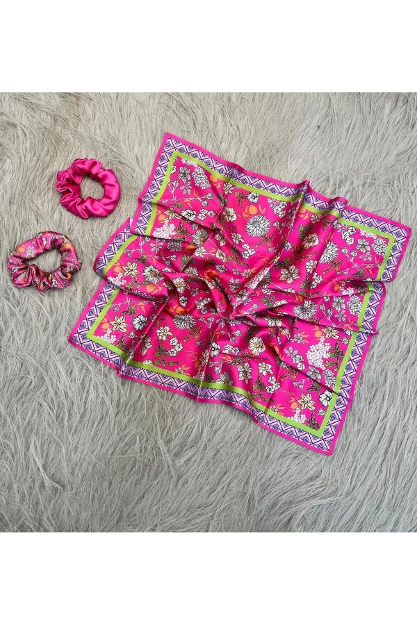 Kadın Dijital Baskılı Pembe Çiçek Fular & Simit Toka Seti – 1 Fular (48×48 cm) + 2 Simit Toka Kadın Dijital Baskılı Pembe Çiçek Fular & Simit Toka Seti – 1 Fular (48×48 cm) + 2 Simit Toka