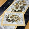 Magnolia Gold – 3D Çiçek Desenli Masa Runner & 4'lü Supla Takımı Magnolia Gold – 3D Çiçek Desenli Masa Runner & 4'lü Supla Takımı