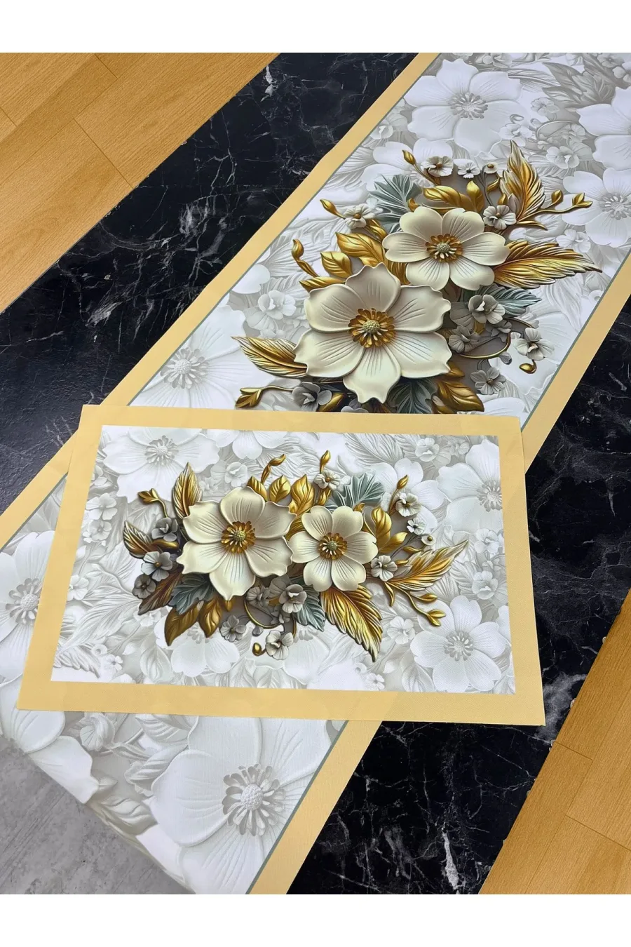 Magnolia Gold – 3D Çiçek Desenli Masa Runner & 4'lü Supla Takımı Magnolia Gold – 3D Çiçek Desenli Masa Runner & 4'lü Supla Takımı