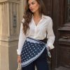 Premium Bordürlü Puantiye Üçgen Fular – Lacivert Buz Mavi 46x127cm