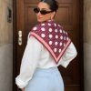 Premium Bordürlü Puantiye Üçgen Fular – Bordo Gül Kurusu 46x127cm