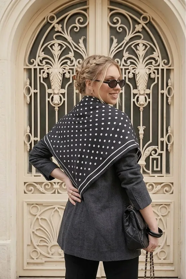 Siyah Beyaz Puantiye Model Fular Bandana Şal Estascarf 70x70 Cm Siyah Beyaz Puantiye Model Fular Bandana Şal Estascarf 70x70 Cm