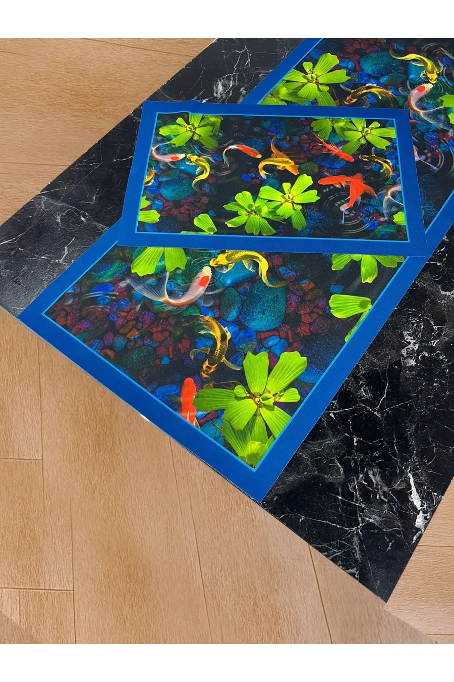 Su Bahçesi – 3D Balık ve Nilüfer Desenli Masa Runner & 4'lü Supla Takımı Su Bahçesi – 3D Balık ve Nilüfer Desenli Masa Runner & 4'lü Supla Takımı