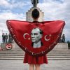 Tarzını Seç Atatürk Portre Bayraklı Pelerin Gösteri Kostümü 145x73cm Tarzını Seç Atatürk Portre Bayraklı Pelerin Gösteri Kostümü 145x73cm