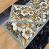 Zambak Işıltısı – 3D Çiçek Desenli Masa Runner & 4'lü Supla Takımı Zambak Işıltısı – 3D Çiçek Desenli Masa Runner & 4'lü Supla Takımı