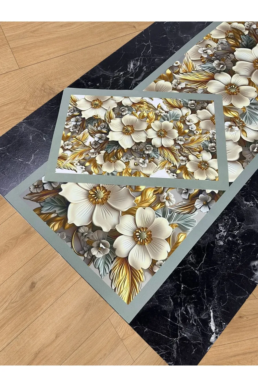 Zambak Işıltısı – 3D Çiçek Desenli Masa Runner & 4'lü Supla Takımı Zambak Işıltısı – 3D Çiçek Desenli Masa Runner & 4'lü Supla Takımı