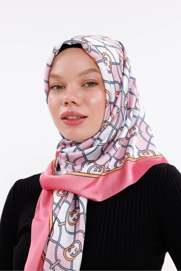 Zincir Desenli Pudra Pembe Şifon Saten Eşarp - 100x100 cm Zincir Desenli Pudra Pembe Şifon Saten Eşarp - 100x100 cm