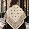1_org_zoom-80 Tarzını Seç Paisley Desen Çift Taraflı Krem Rengi Polar Üçgen Atkı Fular 150x75 cm